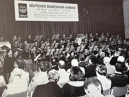 Die erste Landesversammlung: Vom 3. bis 5. April 1991 hoben im Magdeburger Congress Center 200 gewählte Delegierte aus den fünf neuen Bundesländern und Berlin den Landesverband Ost aus der Taufe.