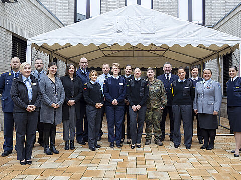 Die Teilnehmerinnen und Teilnehmer der Fachtagung Familie und Dienst im Hof der Bundesgeschäftsstelle des DBwV. Foto: DBwV/Yann Bombeke