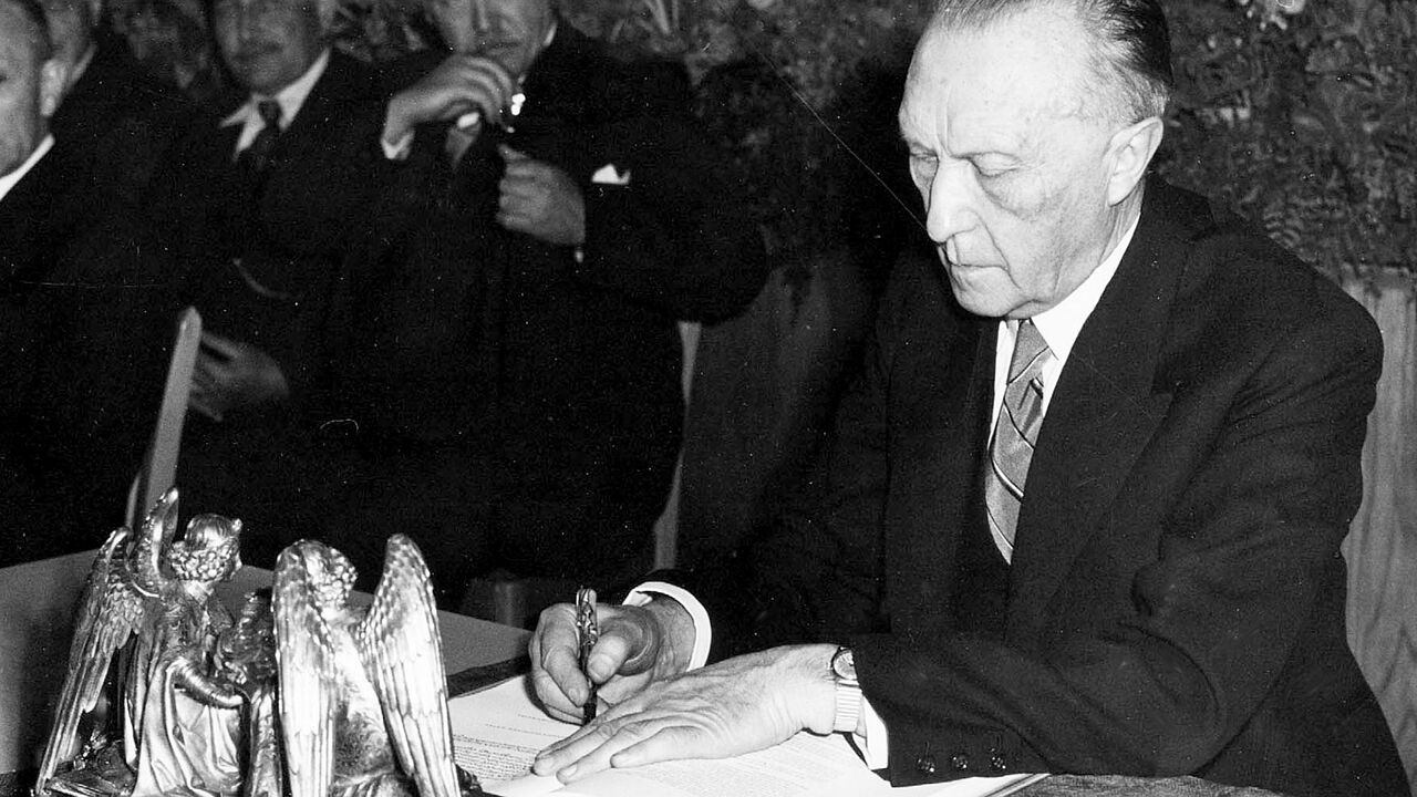 Der Präsident des Parlamentarischen Rates, Dr. Konrad Adenauer, bei der Unterzeichnung des Grundgesetzes am 23. Mai 1949 genau um 17 Uhr in Bonn. Es trat allerdings erst am 24. Mai 1949, 00:00 Uhr in Kraft. Man nannte sie "die Mütter und Väter der Verfassung". Foto: Picture Alliance