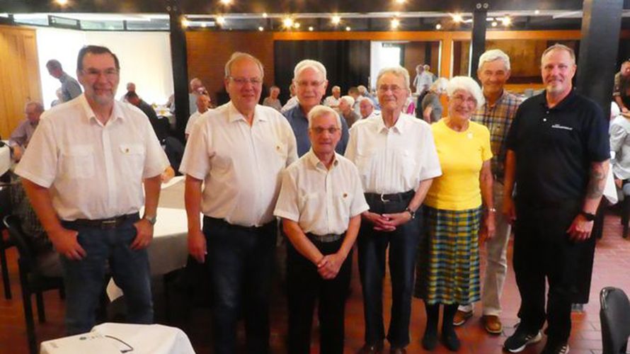 v.l.: Erich Kadach, Heyno Garbe, Willi Heinrichs, Hermann Simon, Winfried Tschek, Carmen Wagner, Ortwin Timm und Hannes Dreier. Foto: DBwV/LV Nord