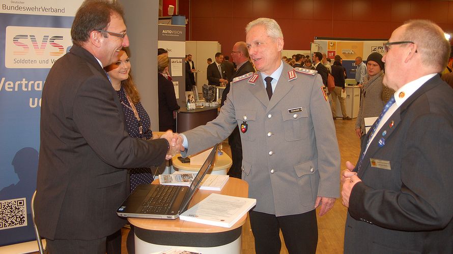 v.l.: Rüdiger Neser, Oberst Hauke Hauschildt und Johann Harms am Stand des DBwV Foto: LV Nord