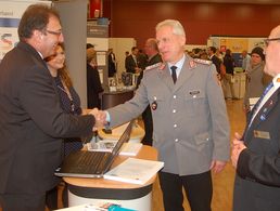 v.l.: Rüdiger Neser, Oberst Hauke Hauschildt und Johann Harms am Stand des DBwV Foto: LV Nord