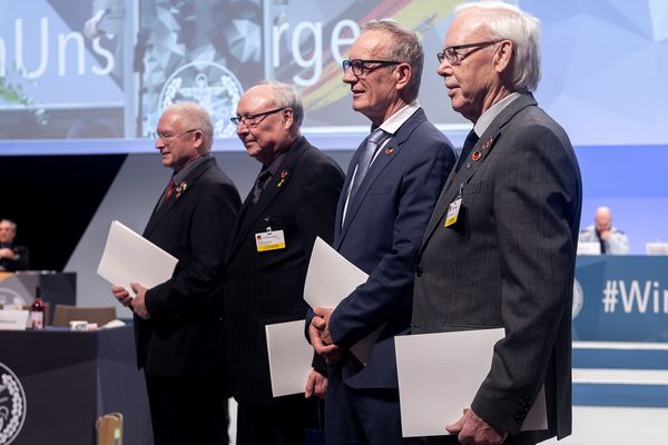 Stabsfeldwebel a.D. Norbert Frühwald (v.l.n.r.), Hauptmann a.D. und Stabshauptmann d.R. Albrecht Kiesner, Oberstleutnant a.D. Wolfgang Demsat und Oberstabsfeldwebel a.D. Andreas Hubert wurden zu Ehrenmitgliedern des Verbandes ernannt. Foto: DBwV/Yann Bombeke