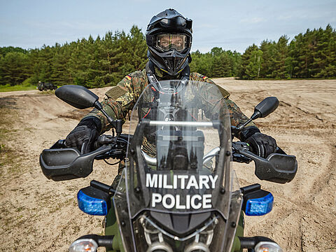 Ein Feldjäger auf dem Truppenübungsplatz Munster: Die Militärpolizei der Bundeswehr erhält mit dem neuen Artikelgesetz erweiterte Befugnisse. Foto: Bundeswehr/Jana Neumann