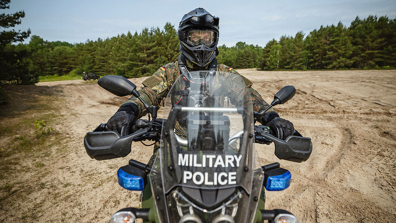Ein Feldjäger auf dem Truppenübungsplatz Munster: Die Militärpolizei der Bundeswehr erhält mit dem neuen Artikelgesetz erweiterte Befugnisse. Foto: Bundeswehr/Jana Neumann