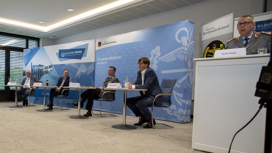 In einem der Panels diskutierten der ehemalige Wehrbeauftragte Hans-Peter Bartels (l.), der Bundesvorsitzende Oberstleutnant André Wüstner (2.v.r.)  und der Historiker Prof. Sönke Neitzel (r.), moderiert vom ARD-Korrespondenten Stephan Stuchlik. Rechts am Rednerpult: Generalleutnant Bernd Schütt, Abteilungsleiter Strategie und Einsatz im BMVg. Foto: DBwV/Yann Bombeke