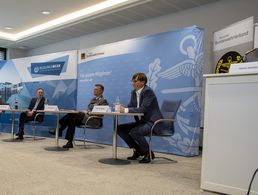 In einem der Panels diskutierten der ehemalige Wehrbeauftragte Hans-Peter Bartels (l.), der Bundesvorsitzende Oberstleutnant André Wüstner (2.v.r.)  und der Historiker Prof. Sönke Neitzel (r.), moderiert vom ARD-Korrespondenten Stephan Stuchlik. Rechts am Rednerpult: Generalleutnant Bernd Schütt, Abteilungsleiter Strategie und Einsatz im BMVg. Foto: DBwV/Yann Bombeke