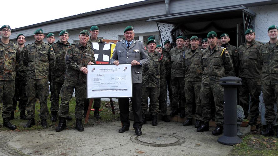 Scheckübergabe im Rahmen der Info-Veranstaltung der StoKa Hagenow mit Oberstleutnant Tilmann (6.v.l.) und Oberstleutnant Behr (8.v.l.). Foto: Panzergrenadierbataillon 401 TrVersStOffz