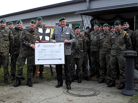 Scheckübergabe im Rahmen der Info-Veranstaltung der StoKa Hagenow mit Oberstleutnant Tilmann (6.v.l.) und Oberstleutnant Behr (8.v.l.). Foto: Panzergrenadierbataillon 401 TrVersStOffz