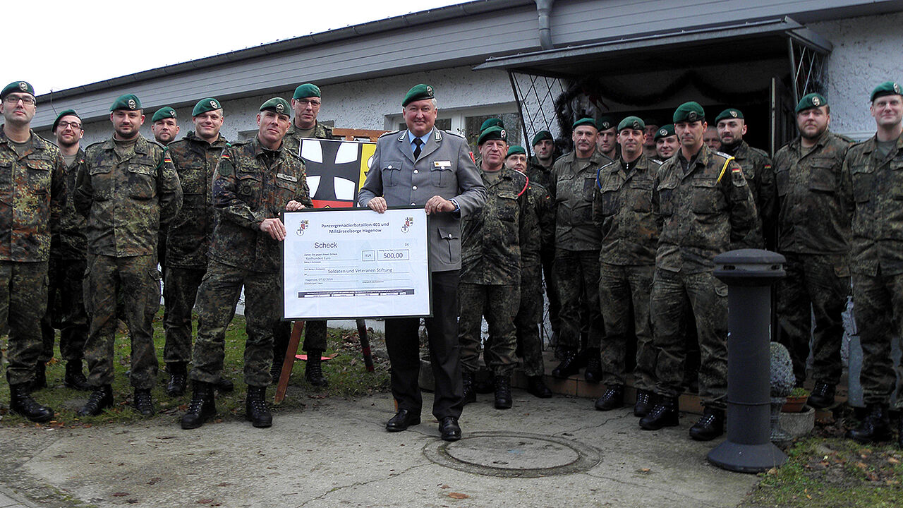 Scheckübergabe im Rahmen der Info-Veranstaltung der StoKa Hagenow mit Oberstleutnant Tilmann (6.v.l.) und Oberstleutnant Behr (8.v.l.). Foto: Panzergrenadierbataillon 401 TrVersStOffz