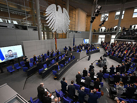 Der ukrainische Präsident Wolodymyr Selenskyj spricht auf einer Videoleinwand im Bundestag und bekommt Applaus von den Abgeordneten. Foto: dpa