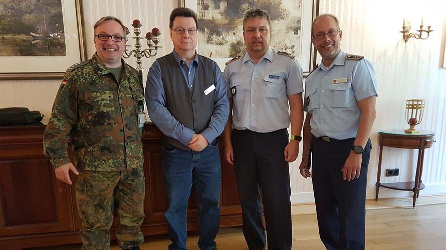 Lenken auch in Zukunft die Geschicke der Standortkameradschaft Köln-Porz-Wahn:  Hauptmann Gerhart Jansen, Hauptfeldwebel a.D. Kurt Deckers, Oberstleutnant Mike Gläser, Stabsfeldwebel Volker Keil (v.l.). Es fehlt Hauptmann a.D Reinhart Klemcke Foto: StoKa 