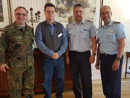 Lenken auch in Zukunft die Geschicke der Standortkameradschaft Köln-Porz-Wahn:  Hauptmann Gerhart Jansen, Hauptfeldwebel a.D. Kurt Deckers, Oberstleutnant Mike Gläser, Stabsfeldwebel Volker Keil (v.l.). Es fehlt Hauptmann a.D Reinhart Klemcke Foto: StoKa 