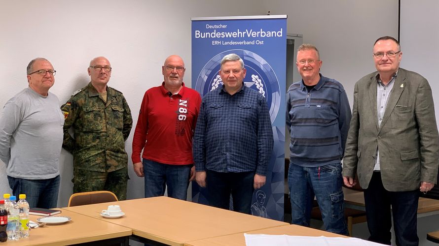 Der neugewählte Vorstand der sKERH Stavenhagen (vlnr Oberstabsfeldwebel a. D. Michael Pietsch, Stabsfeldwebel a. D. Uwe Meinhardt, Stabsfeldwebel a. D. Dieter Wenden, Hauptmann a. D. Uwe Krenzlin, Oberstabsfeldwebel a. D. Frank Herbert, Oberstleutnant a. D. Hans-Jörg Schommer). Foto: Steffen Braun