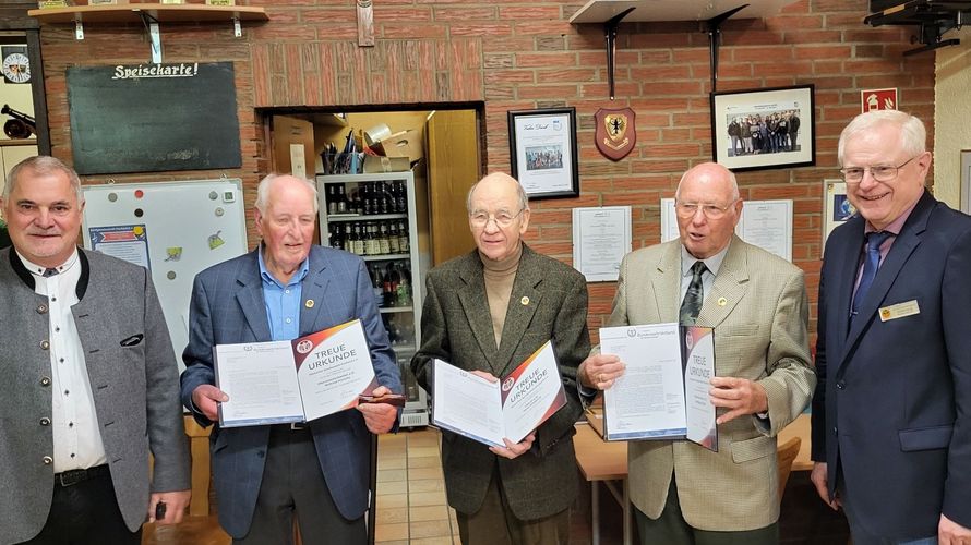 DBwV Treueurkunden gab es bei den Ehemaligen in Köln zum Jahresabschluss. Auf dem Foto v.l Vorsitzender Peter Klein, Wilfried Hinrichs, Horst Diederich, Wolfgang Hübler, Bezirksvorsitzender Volker Jung. Foto: Joachim Hentschel 