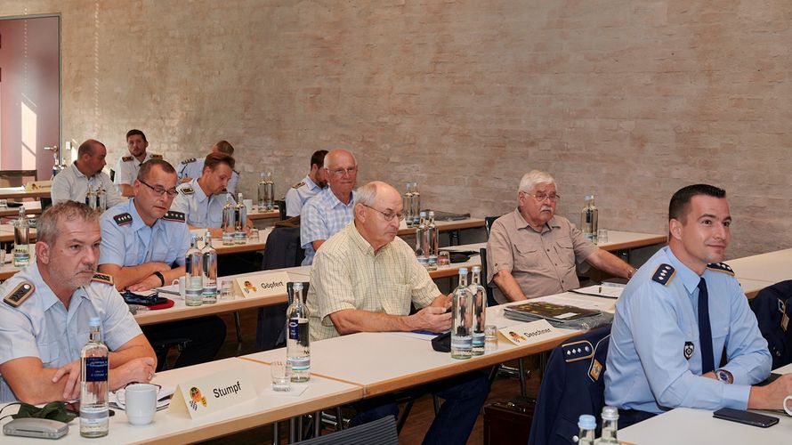 22 Vorsitzende nahmen als Delegierte von Kameradschaften aktiver und ehemaliger Soldaten an der Bezirkstagung teil. Foto: DBwV/Ingo Kaminsky