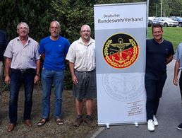 Landesvorsitzender Gerhard Stärk (v.l.) mit dem neuen Vorstand unter Vorsitzendem Stabsfeldwebel a.D. Alois Ebner, Stabsfeldwebel a.D. Thomas Kopp, Oberstabsfeldwebel a.D. Ralf Habenicht, Oberfeldwebel d.R. Anton Silberbauer, Oberstleutnant a.D. Günther Arend. Foto: M. Hauf