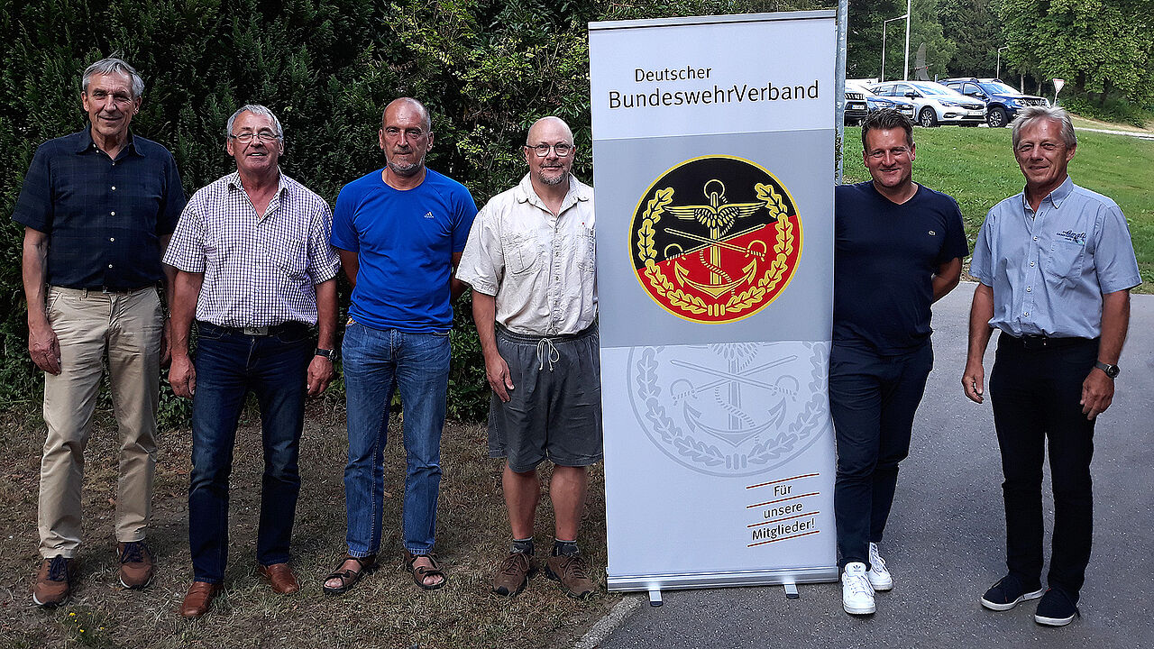 Landesvorsitzender Gerhard Stärk (v.l.) mit dem neuen Vorstand unter Vorsitzendem Stabsfeldwebel a.D. Alois Ebner, Stabsfeldwebel a.D. Thomas Kopp, Oberstabsfeldwebel a.D. Ralf Habenicht, Oberfeldwebel d.R. Anton Silberbauer, Oberstleutnant a.D. Günther Arend. Foto: M. Hauf