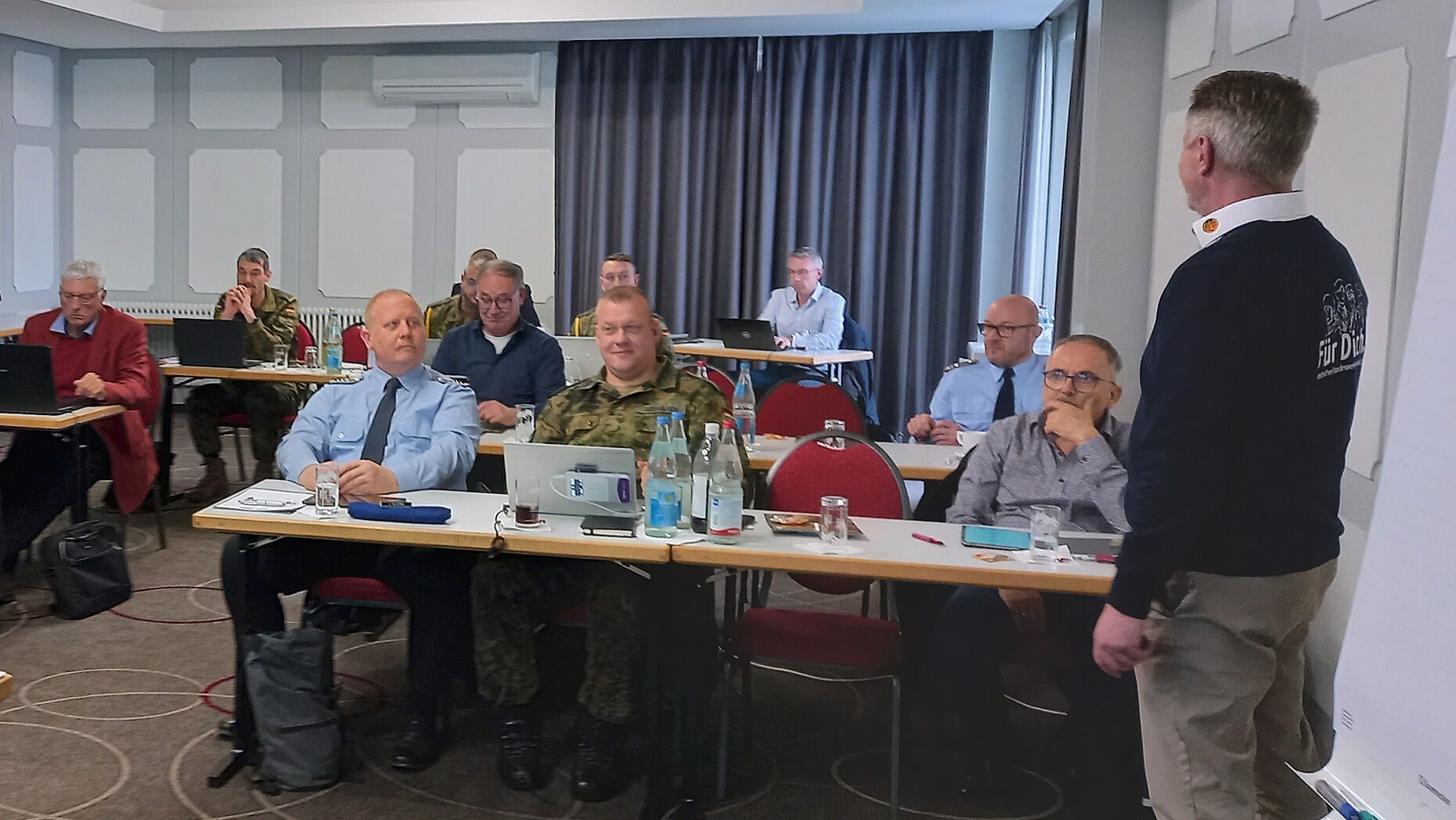 Unterstützungsangebote für die Gestaltung der Kameradschaftsarbeit erhielten die Vorsitzenden vom Leiter Außendienst, Mike-Sascha Britsch. Foto: HJ