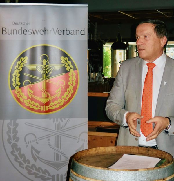 Der Erdinger Bürgermeister Maximilian Gotz sorgte sich um die Weiterentwicklung des Fliegerhorstes Erding. Fotos: Bernhard Kleeberger
