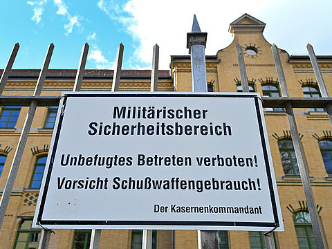 Eine alte Kaserne in Leipzig — das ist die Vergangenheit. Mit dem Investitionsprogramm für die Bundeswehr werden in den nächsten Monaten und Jahren zügig neue Unterkunftsgebäude gebaut — das ist die Zukunft. G-Cap Inland sieht Stuben für vier Soldaten mit einer Größe von 34 Quadratmetern vor. Foto: Picture-Alliance/ZB/Volkmar Heinz