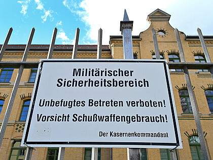 Eine alte Kaserne in Leipzig — das ist die Vergangenheit. Mit dem Investitionsprogramm für die Bundeswehr werden in den nächsten Monaten und Jahren zügig neue Unterkunftsgebäude gebaut — das ist die Zukunft. G-Cap Inland sieht Stuben für vier Soldaten mit einer Größe von 34 Quadratmetern vor. Foto: Picture-Alliance/ZB/Volkmar Heinz
