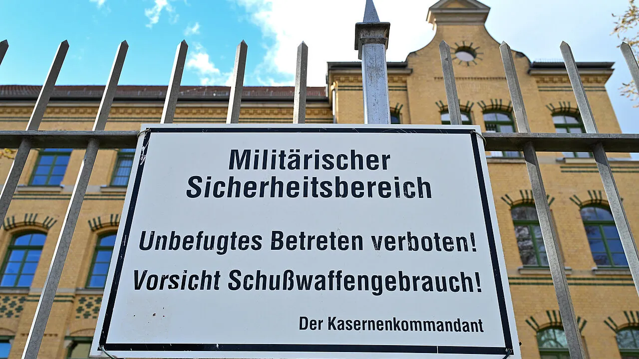 Eine alte Kaserne in Leipzig — das ist die Vergangenheit. Mit dem Investitionsprogramm für die Bundeswehr werden in den nächsten Monaten und Jahren zügig neue Unterkunftsgebäude gebaut — das ist die Zukunft. G-Cap Inland sieht Stuben für vier Soldaten mit einer Größe von 34 Quadratmetern vor. Foto: Picture-Alliance/ZB/Volkmar Heinz