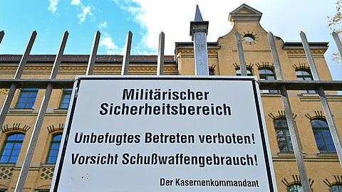 Eine alte Kaserne in Leipzig — das ist die Vergangenheit. Mit dem Investitionsprogramm für die Bundeswehr werden in den nächsten Monaten und Jahren zügig neue Unterkunftsgebäude gebaut — das ist die Zukunft. G-Cap Inland sieht Stuben für vier Soldaten mit einer Größe von 34 Quadratmetern vor. Foto: Picture-Alliance/ZB/Volkmar Heinz