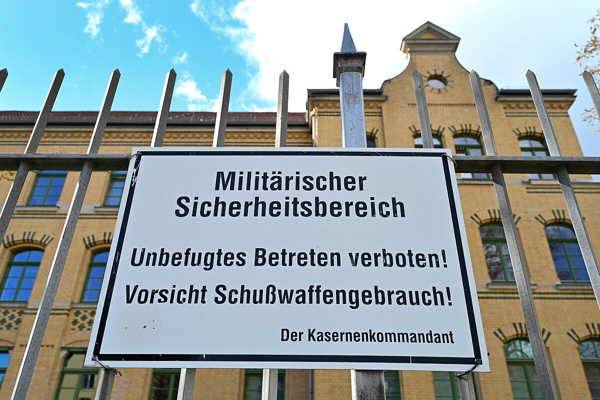 Eine alte Kaserne in Leipzig — das ist die Vergangenheit. Mit dem Investitionsprogramm für die Bundeswehr werden in den nächsten Monaten und Jahren zügig neue Unterkunftsgebäude gebaut — das ist die Zukunft. G-Cap Inland sieht Stuben für vier Soldaten mit einer Größe von 34 Quadratmetern vor. Foto: Picture-Alliance/ZB/Volkmar Heinz