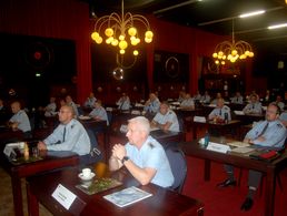 Teilnehmer in Corona-bedingter Sitzordnung mit Abstand. Foto: DBwV