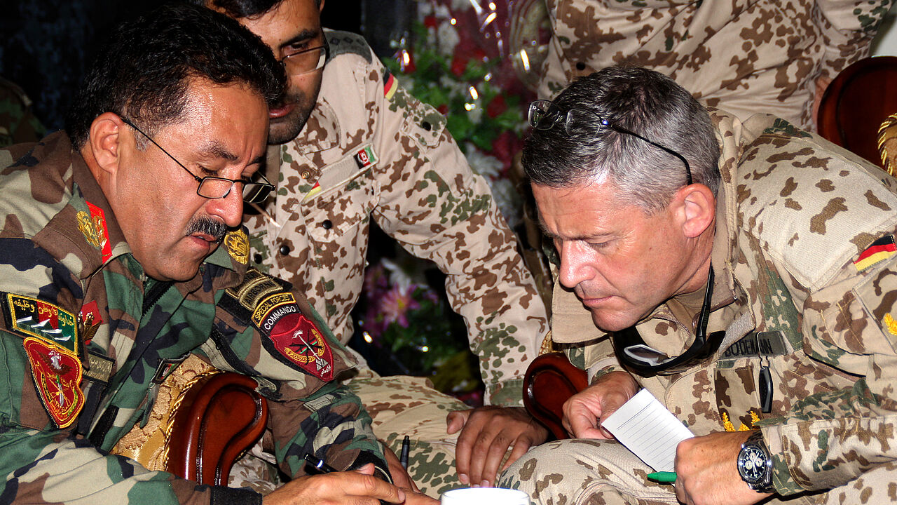 Im Einsatz: Der Kommandeur des 209. Korps der Afghan National Army, Brigadier General Amanullah Mobin (l.), beschreibt dem deutschen Kontingentführer, Brigadegeneral André Bodemann, die militärische Lage Foto: Bundeswehr/Christoph Lammel