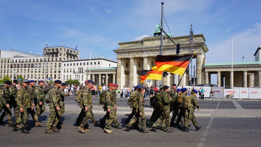 Marsch zum Gedenken: Die letzte Etappe führte die Teilnehmer durch Berlin, vorbei am Brandenburger Tor. Foto: DBwV/Eva Krämer
