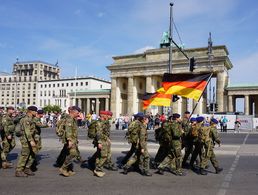 Marsch zum Gedenken: Die letzte Etappe führte die Teilnehmer durch Berlin, vorbei am Brandenburger Tor. Foto: DBwV/Eva Krämer