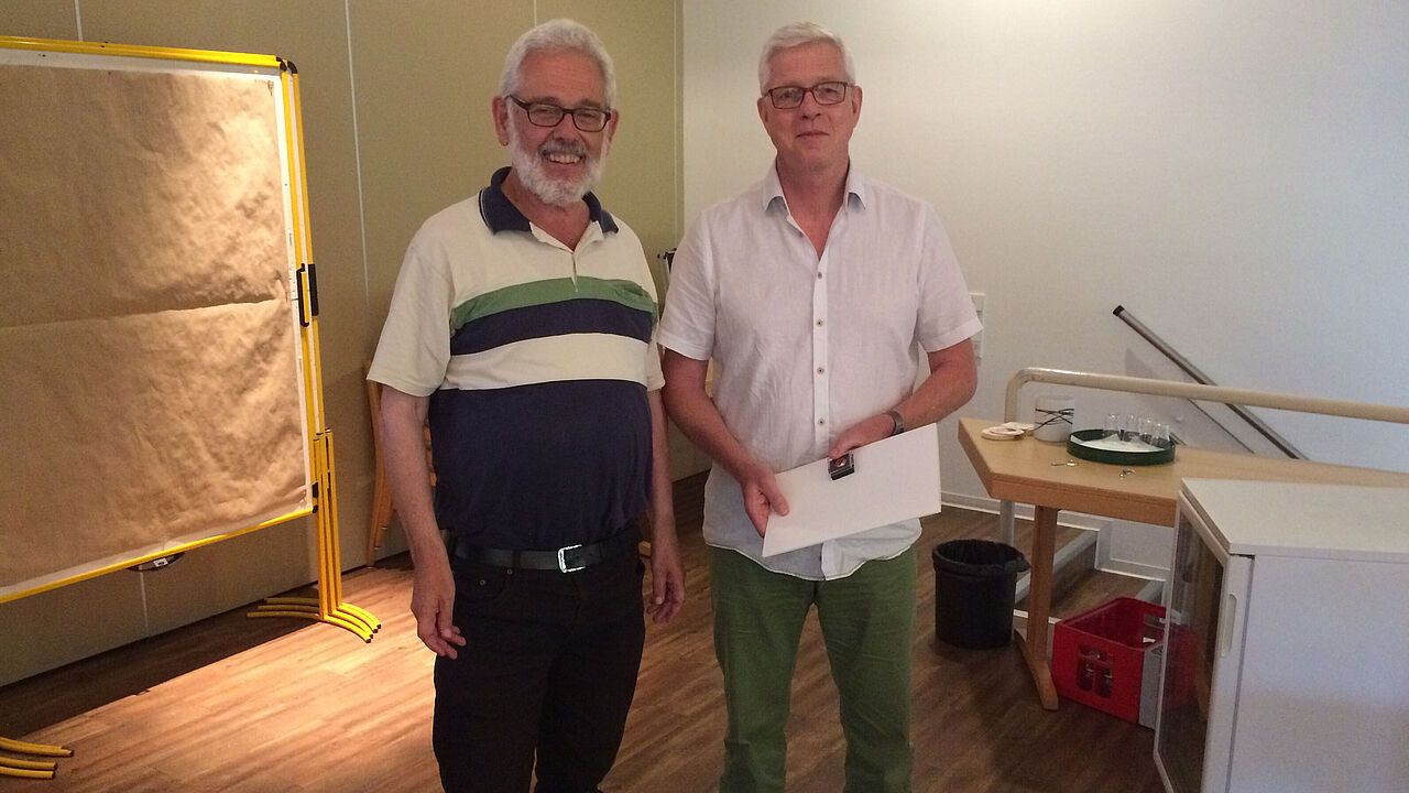 Ehrung für 40 Jahre Mitgliedschaft im DBwV: Stabshauptmann a.D. Andreas Möller (r.) mit dem Landesvorsitzenden Oberstleutnant a.D. Thomas Sohst Foto: LV West