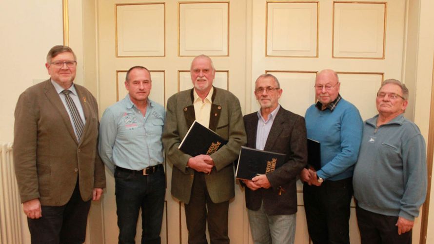 Hauptmann a.D. Uwe Paul (Bezirksvorsitzender), Stabsfeldwebel Bernd Dosch (Verdienstmedaille in Silber), Oberstabsfeldwebel a.D. Manfred Schwennsen (50 Jahre), Hauptmann a.D. Ernst Stotz (50 Jahre), Oberstabsfeldwebel a.D. Herbert Ebert (60 Jahre), Oberstabsfeldwebel a.D. Gerhard Goos (Vorsitzender) (v.l.) Foto: DBwV/Kaminsky