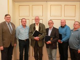 Hauptmann a.D. Uwe Paul (Bezirksvorsitzender), Stabsfeldwebel Bernd Dosch (Verdienstmedaille in Silber), Oberstabsfeldwebel a.D. Manfred Schwennsen (50 Jahre), Hauptmann a.D. Ernst Stotz (50 Jahre), Oberstabsfeldwebel a.D. Herbert Ebert (60 Jahre), Oberstabsfeldwebel a.D. Gerhard Goos (Vorsitzender) (v.l.) Foto: DBwV/Kaminsky