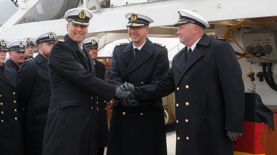 Flottillenadmiral Jens Nemeyer (M.) übergab das Kommando der "Gorch Fock" von Kapitän zur See Nils Brandt (r.) an Kapitän zur See Andreas-Peter Graf von Kielmansegg. Foto: Twitter/Deutsche Marine