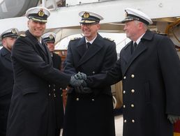 Flottillenadmiral Jens Nemeyer (M.) übergab das Kommando der "Gorch Fock" von Kapitän zur See Nils Brandt (r.) an Kapitän zur See Andreas-Peter Graf von Kielmansegg. Foto: Twitter/Deutsche Marine