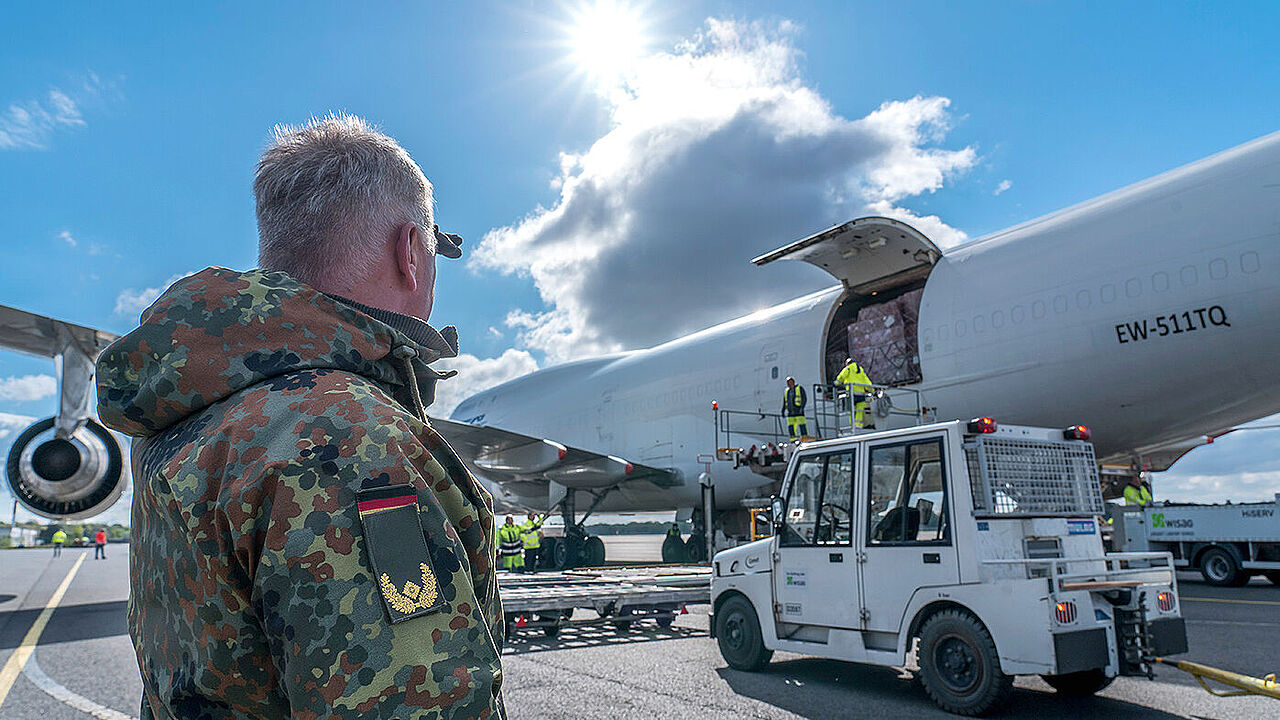Ankunft von Schutzausrüstung und -material: Die Bundeswehr unterstützt bei der Logistik und Beschaffung. Brigadegeneral Andreas Henne macht sich ein Bild von dem Einsatz. Foto: Bundeswehr