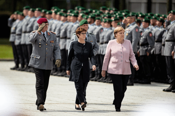 Ein großer Vertrauensvorschuss: Verteidigungsministerin Annegret-Kramp-Karrenbauer (M.) mit Bundeskanzlerin Angela Merkel und Generalinspekteur Eberhard Zorn. Foto: Bundeswehr/Christian Vierfuß