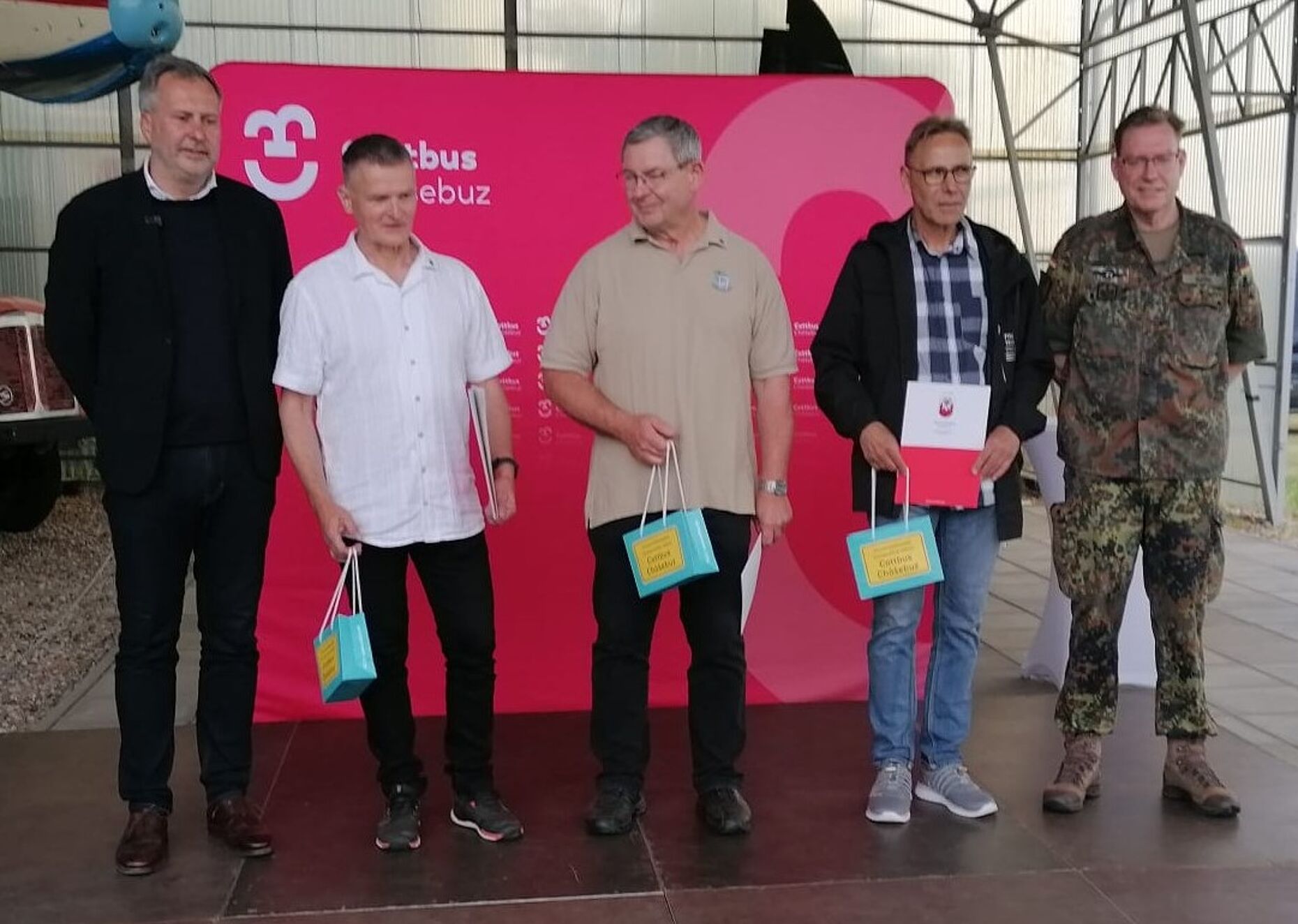 Der Oberbürgermeister von Cottbus, Tobias Schicke (links) und der Vertreter des Landeskommandos Brandenburg, Oberst d. R. Martin Ruske (rechts) nutzen den Veteranentag, um Veteranenabzeichen zu verleihen. Foto: Hartmut von Steimker