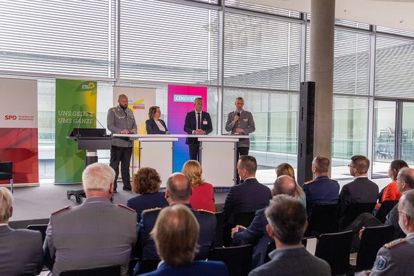 Moderiert von Marcel Bohnert (r.), zeigten Maik Mutschke (l.), Dunja Neukam und Max Mannsdorf verschiedene Veteranenperspektiven vor. Foto: DBwV/Yann Bombeke
