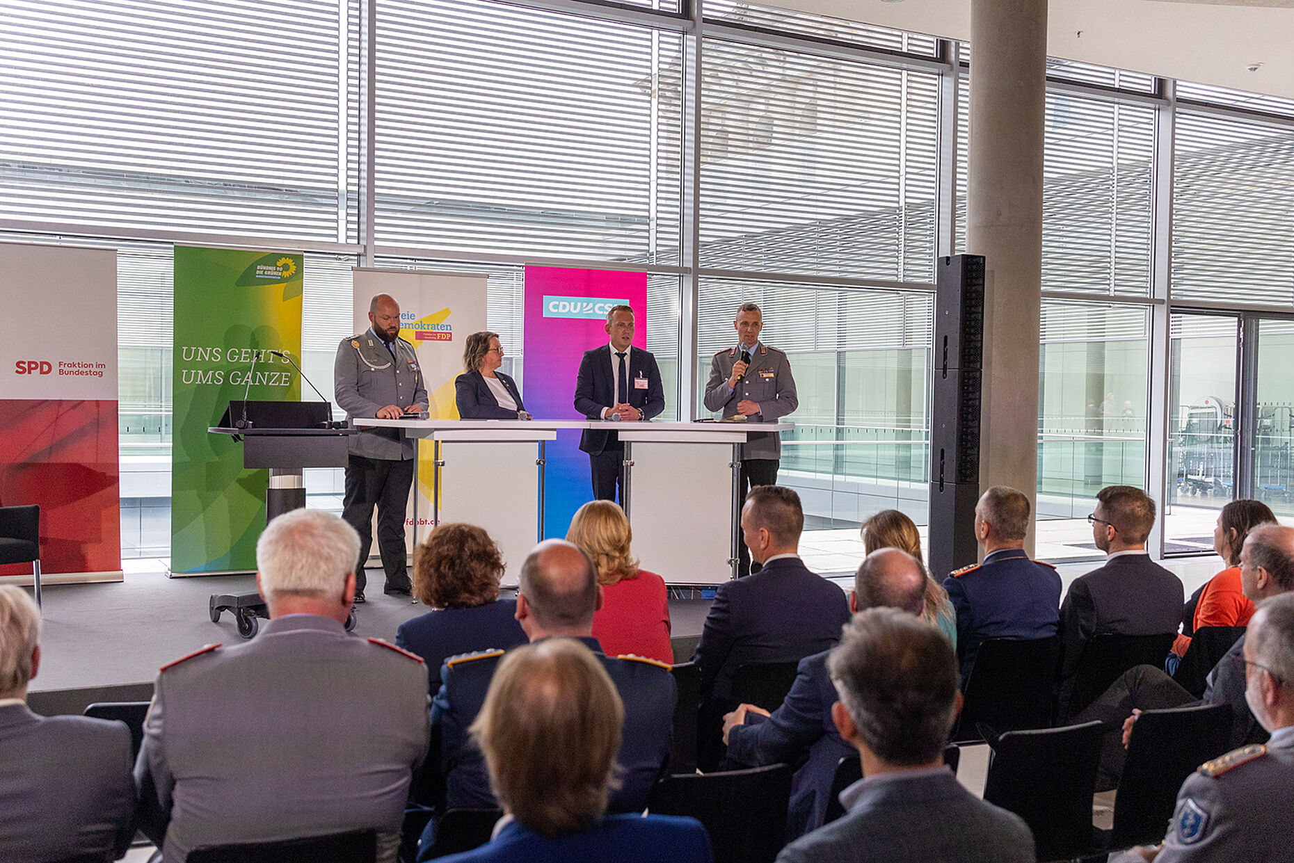 Moderiert von Marcel Bohnert (r.), zeigten Maik Mutschke (l.), Dunja Neukam und Max Mannsdorf verschiedene Veteranenperspektiven vor. Foto: DBwV/Yann Bombeke