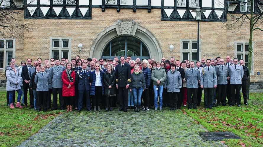 Mehr als 100 Mitarbeiterinnen und Mitarbeiter hat das Zentrum für Militärgeschichte und Sozialwissenschaften der Bundeswehr (ZMSBw) in Potsdam. Gut 60 von ihnen sind Wissenschaftler. 