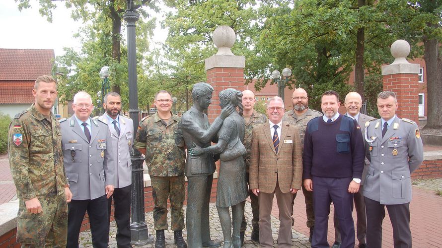 Teilnehmer und Referenten an der Lili-Marleen-Skulptur, dem Symbol der engen Verbundenheit Munsters mit dem Militär Foto: DBwV