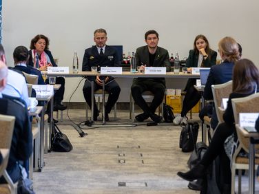 Vereinbarkeit von Familie und Dienst - ein Dauerthema in der Bundeswehr. Zur Tagung des Verbandes, zu der Fregattenkapitän Marco Thiele (2.v.l.) eingeladen hatte, kamen auch die Bundestagsabgeordneten Kerstin Vieregge (CDU, l.), Nils Gründer (FDP, 2.v.r.) und Merle Spelleberg (Bündnis 90/Die Grünen). Foto: DBwV/Yann Bombeke