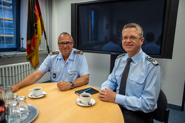 Generalarzt Jens Diehm (l.) im Gespräch mit Oberst André Wüstner. Foto: DBwV/Yann Bombeke