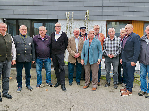 Mitglieder des neuen Vorstandes: Bernhard Kleeberger (von links), Schriftführer Frank Mende, Alfons Penzkofer, Vorsitzender Ingo Osbahr, Kassenverwalter Paul Scholpp, Hans-Gerd Gibas, Monika Kleeberger, Stellvertreter Peter Koller, Roland Vatter, Peter Heise, Landesvorsitzender Josef Rauch, Klaus Langhammer. Foto: KERH Erding/Freising