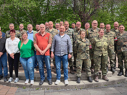Stabsfeldwebel Frank Bott, Stoka-Vorsitzender, leitete die Standortversammlung. (2. Reihe 2.von rechts). Foto: Oliver Hartmann