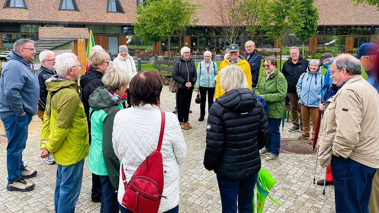 Mitglieder der Kameradschaft ERH Kaufbeuren gewannen in der „Rapunzelwelt“ in Legau eindrucksvolle Einblicke in das weltweit tätige Bio-Unternehmen. Foto: Nicola Schlüter